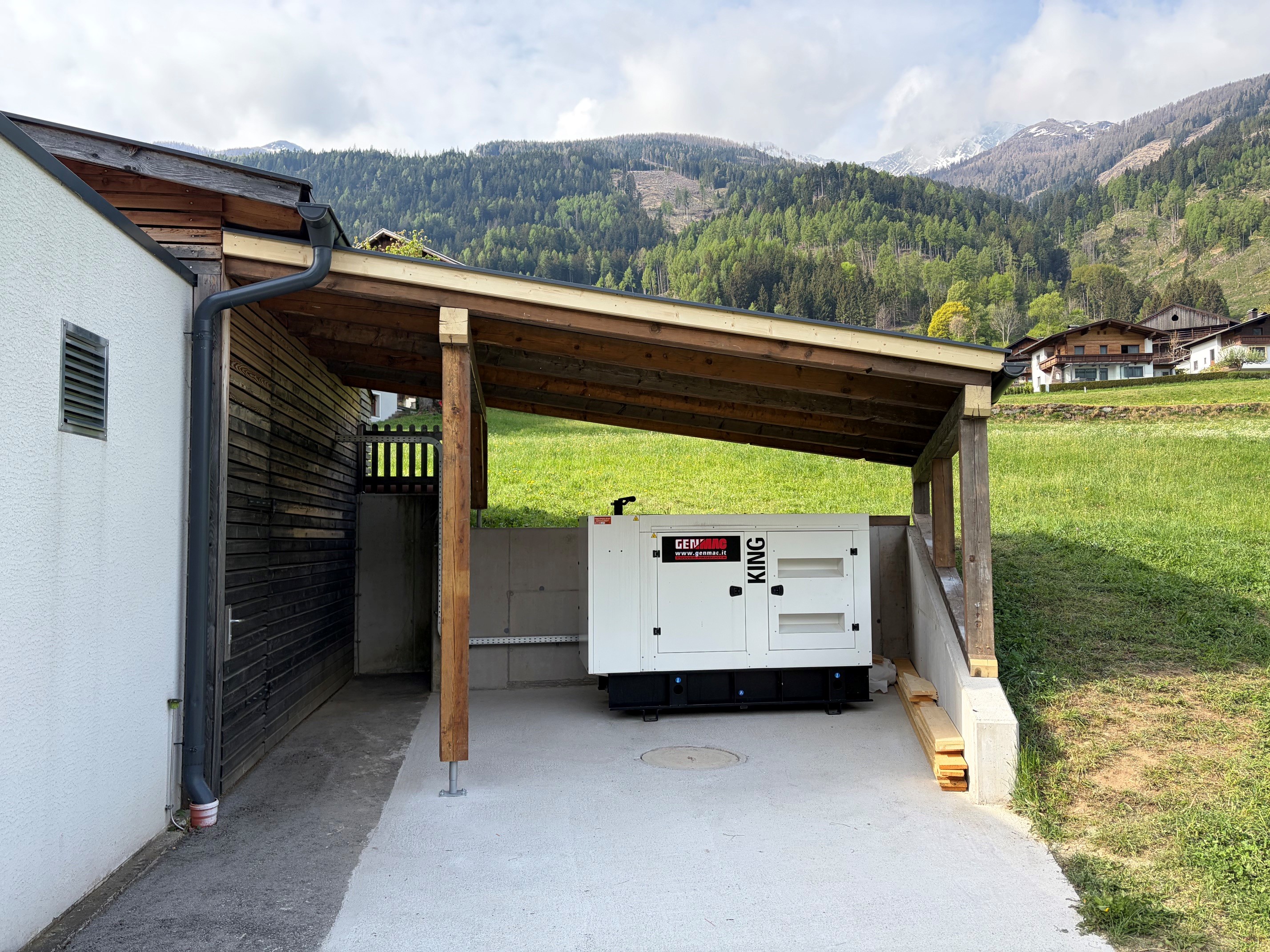 Überdachung für die Notstromversorgung für Vereinshaus, Gemeindehaus und Biomasse-Heizanlage
