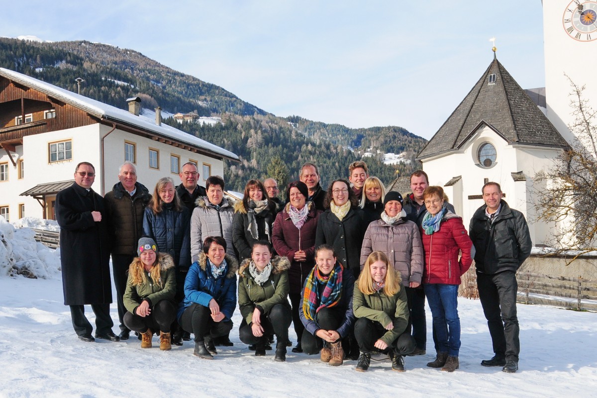 Kirchenchor Schlaiten im Winter vor der Kirche