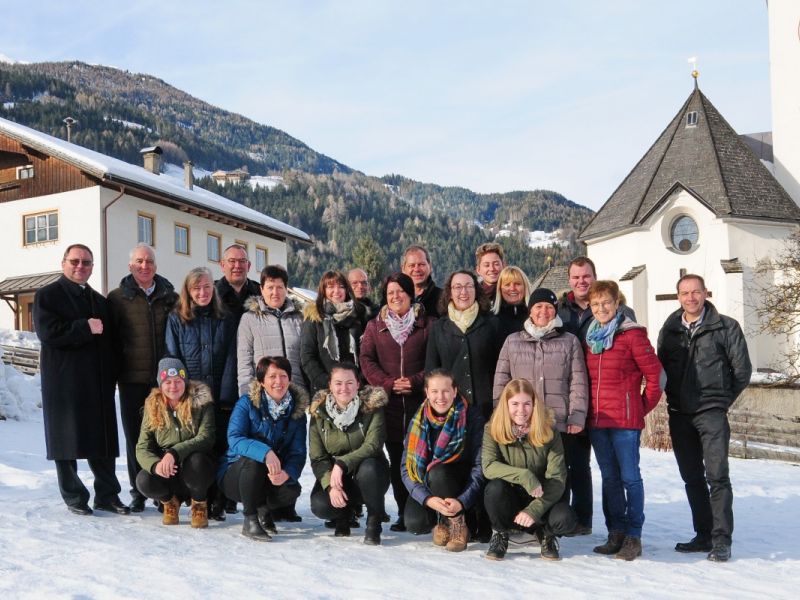Kirchenchor Schlaiten im Winter vor der Kirche